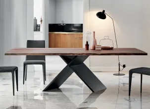 Tavolo Ax Wood con top in legno e base in metallo di Bonaldo