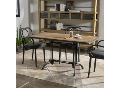 Tavolo rettangolare Basilio con top in legno stratificato di Conifera finitura Old Pine e base in fusione di ghisa Black di Dialma Brown
