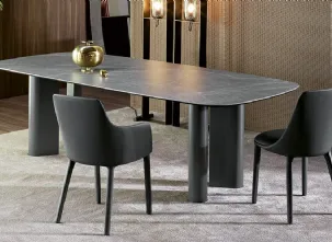 Tavolo Geometric Table con piano in ceramica e base in metallo di Bonaldo