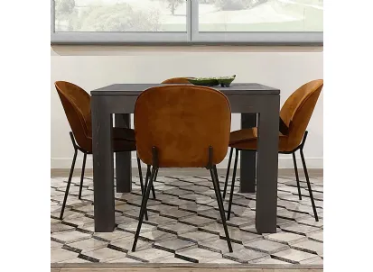 Tavolo quadrato allungabile Campora realizzato in legno stratificato e legno massello di Conifera finitura Dark Grey di Dialma Brown