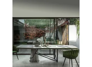 Tavolo di design King realizzato in legno massello di Conifera lavorato a mano con top con inserti in grès porcellanato finitura pietra e base in legno e metallo color grafite di Dialma Brown