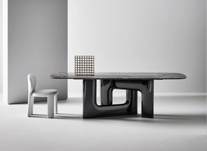 Tavolo di design Liaison con top in marmo e base in poliuretano di Bonaldo