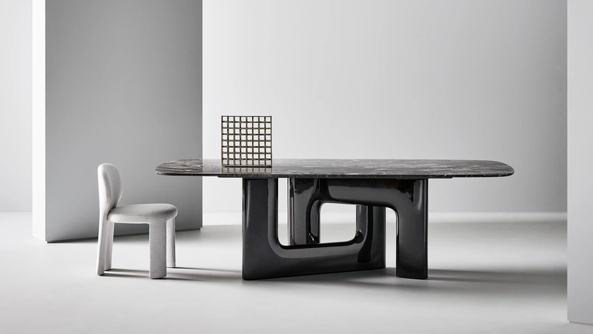 Tavolo di design Liaison con top in marmo e base in poliuretano di Bonaldo