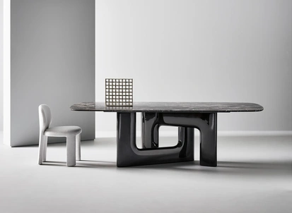 Tavolo di design Liaison con top in marmo e base in poliuretano di Bonaldo