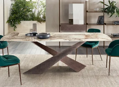 Tavolo allungabile Living con piano in Ceramica e base in metallo verniciato di Riflessi