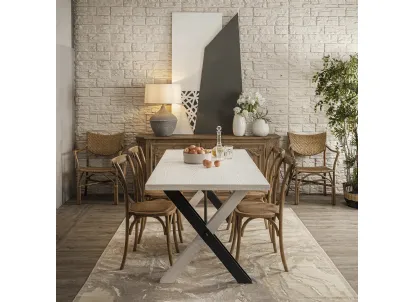 Tavolo rettangolare Montecarlo con top realizzato in legno stratificato e legno massello di Conifera con base in legno e metallo color Antracite di Dialma Brown