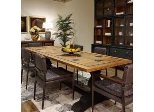 Tavolo rettangolare Monteriggioni con top a quadrotti con inserti color Antique Iron, realizzato in legno stratificato di Conifera e legno massello finitura Old Pine e base laccata color Lavagna di Dialma Brown