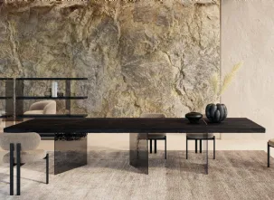 Tavolo Harvest Murano con top in frassino nero e base in vetro di Nature Design