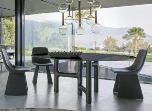 Tavolo ovale Pivot in cristallo con base in legno di Bonaldo