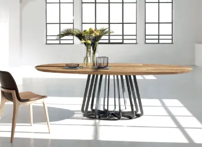 Tavolo ovale con base in metallo Plissè di Nature Design