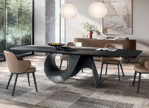 Tavolo di design con piano in ceramica effetto marmo e basamento in cemento Seashell di Calligaris