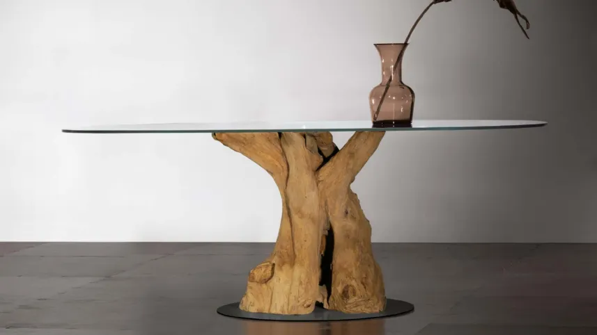 Tavolo Sequoia con basamento in radice di teak, top in vetro trasparente e base in metallo di Nature Design