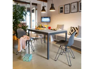 Tavolo allungabile con piano in nobilitato beton grigio e gambe in metallo grigio opaco Snap di Connubia