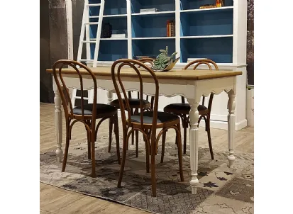 Tavolo allungabile Spoleto con top in legno stratificato di Rovere naturale e base in legno massello laccata bianco vissuto di Dialma Brown