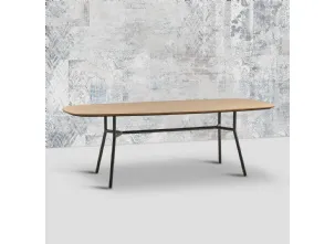 Tavolo ovale Tinos realizzato in legno stratificato di Rovere naturale con struttura in metallo color Grafite di Dialma Brown