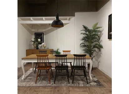 Tavolo allungabile Torrequebrada con base in legno massello laccato Bianco vissuto e top in legno stratificato di Rovere naturale di Dialma Brown