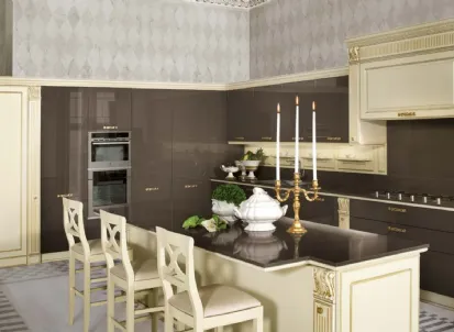 Cucina classica in legno chiaro e laccato scuro Mirabeau Chantilly di Veneta Cucine