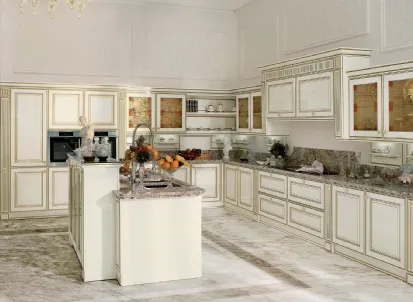 Cucina Classica con isola Mirabeau in laccato Chantilly di Veneta Cucine