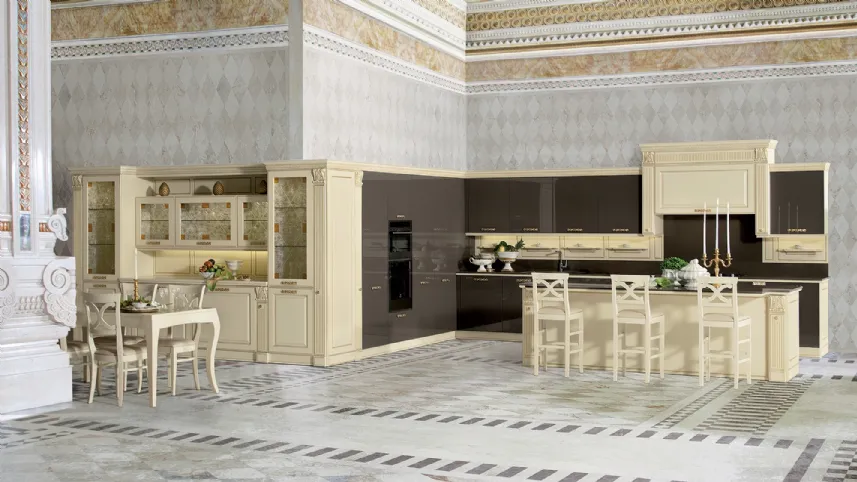 Cucina Classica angolare Mirabeau in laccato Chantilly e Marrone di Veneta Cucine