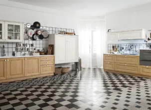 Cucina Classica ad angolo Pavese 04 in Rovere Naturale e Frassino laccato Bianco di Veneta Cucine
