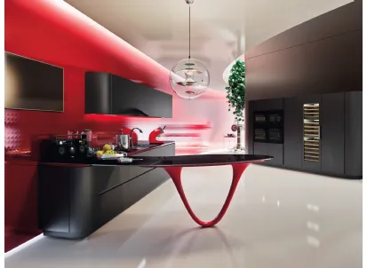 Cucina Design con penisola Ola Black in laccato nero e rosso di Snaidero