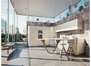 Cucina Design in laccato con penisola caratterizzata da una innovativa gamba curva Ola di Snaidero