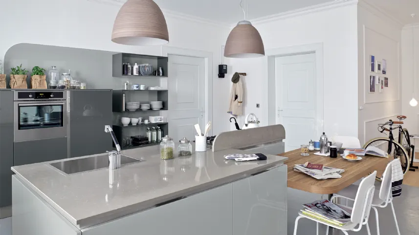Cucina Moderna con isola Carrera in laccato lucido Grigio Metallo e Vulcano di Veneta Cucine