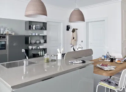 Cucina Moderna con isola Carrera in laccato lucido Grigio Metallo e Vulcano di Veneta Cucine