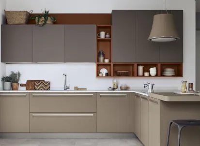 Cucina Moderna Carrera con penisola in laccato Malto e Gianduia di Veneta Cucine