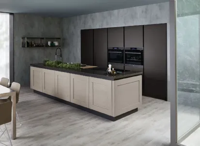 Cucina Moderna lineare Dialogo in Rovere Decapè Argilla e laccato Silk Grigio Piombo di Veneta Cucine