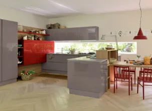 Cucina Moderna Extra angolare in laccato lucido Marron Visone e Rosso veneziano di Veneta Cucine
