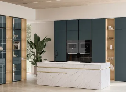 Cucina Moderna in laccato con isola in ceramica Iconica 06 di Veneta Cucine