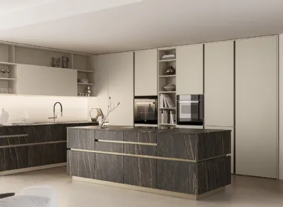 Cucina Moderna con isola Iconica 07 in laccato e ceramica di Veneta Cucine