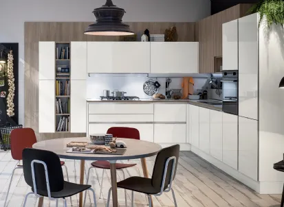 Cucina Moderna Like angolare in laccato lucido Bianco Burro e Olmo Neutro di Veneta Cucine