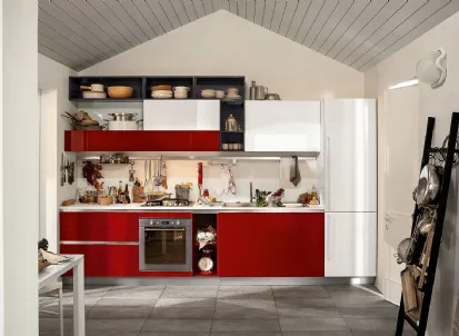 Cucina Moderna Like lineare in laccato lucido Rosso Ciliegia e Bianco Burro di Veneta Cucine