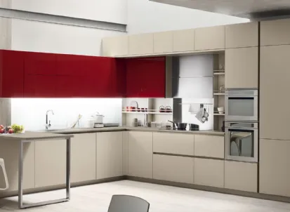 Cucina Moderna con penisola Lounge 11 in laccato Beige Ecru e Rosso Veneziano di Veneta Cucine