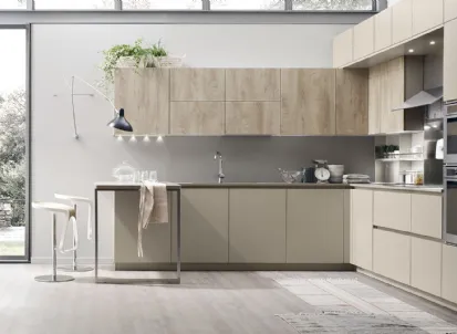 Cucina Moderna Lounge angolare con penisola in laccato Beige Ecru e Rovere Coloniale di Veneta Cucine