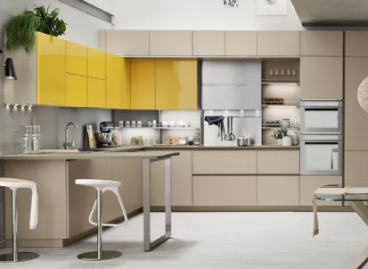 Cucina Moderna Lounge angolare con penisola in laccato Beige Ecru opaco e Giallo Girasole lucido di Veneta Cucine