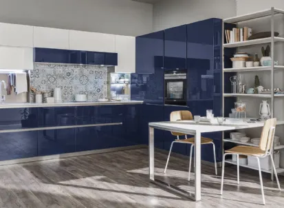 Cucina moderna in laccato lucido blu e bianco Lounge Blu di Veneta Cucine