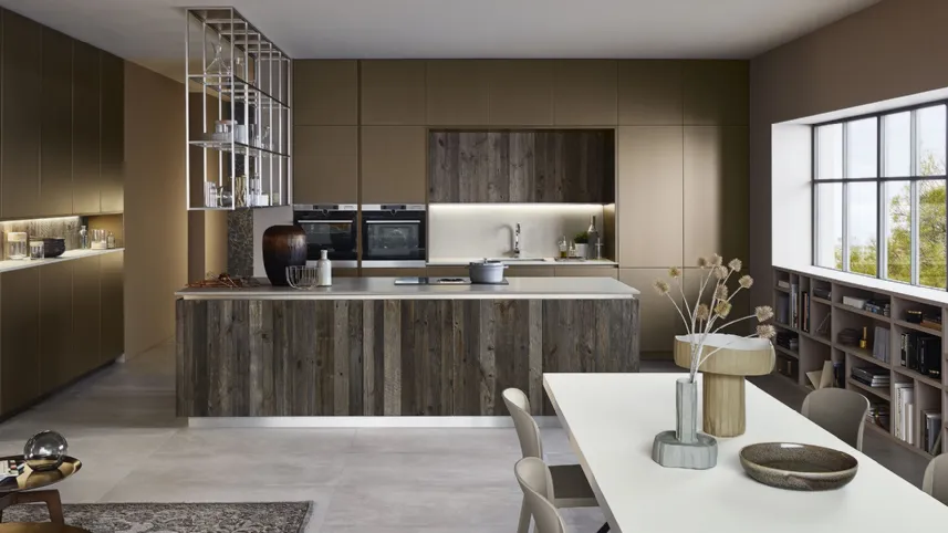 Cucina Moderna Lounge con isola in laccato metallo liquido Bronzo e Abete ossidato di Veneta Cucine