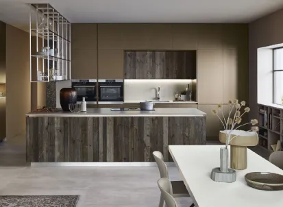 Cucina Moderna Lounge con isola in laccato metallo liquido Bronzo e Abete ossidato di Veneta Cucine