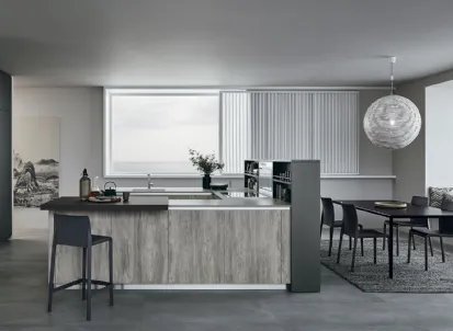 Cucina Moderna con isola Lounge in laccato Pro Metallo Liquido Mercurio e Quercia Grigio di Veneta Cucine
