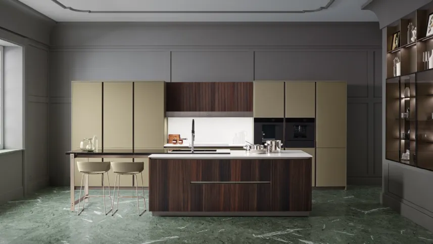 Cucina Moderna lineare con penisola Lounge in Vetro laccato opaco Verde e Canneté Rovere Scuro di Veneta Cucine
