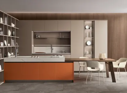 Cucina Moderna con penisola Lounge in Vetro laccato Arancio e laccato opaco Camoscio di Veneta Cucine