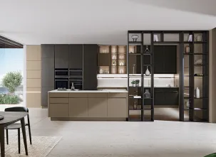 Cucina Moderna con isola Iconica 01 in Vetro Cappuccino liscio e cannettato, basi colonne e pensili in Frassino scuro di Veneta Cucine