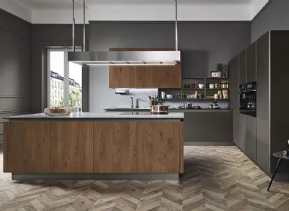 Cucina Moderna Ri-flex 02 con isola in Olmo antico e vetro laccato opaco Marrone Oliva di Veneta Cucine