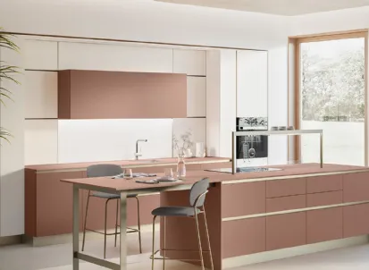 Cucina Moderna con isola Oyster 06 in laccato Rosso Etrusco e Beige Grain Dek di Veneta Cucine