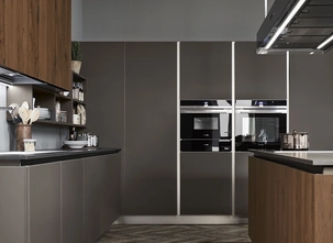 Cucina Moderna Ri-flex 02 con isola in Olmo antico e vetro laccato opaco Marrone Oliva di Veneta Cucine