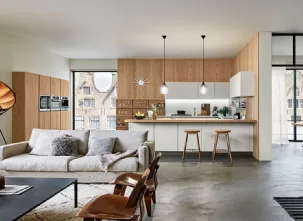 Cucina Moderna con penisola Ri-flex 03 in Vetro e Rovere di Veneta Cucine
