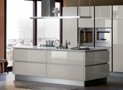 Cucina Moderna con isola Ri-flex 05 in vetro lucido di Veneta Cucine